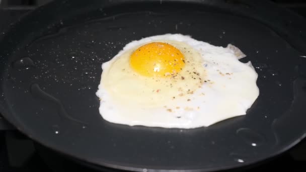 Seasoning Eggs Frying Cast Iron Pan Delicious Breakfast Slow Motion — Vídeo de Stock