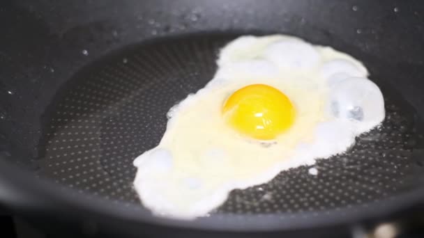 Egg Pan Surrounded Yellow Fat Golden Bronze Surface Cooking Eggs — Stock Video