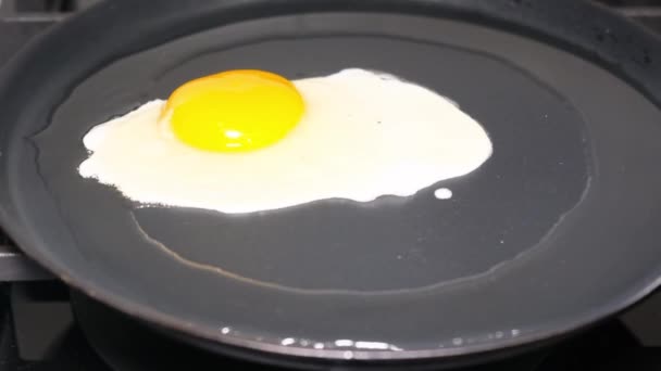 Delizioso Uovo Padella Durante Cottura Circondato Olio Oliva Giallo Cucinare — Video Stock