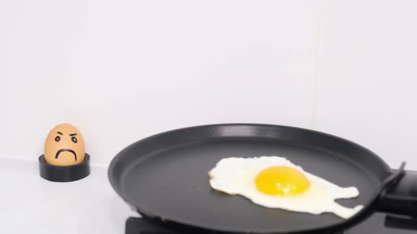 Смачне Яйце Сковороді Засмучене Ціле Яйце Фоні Виробнича Рамка — стокове відео