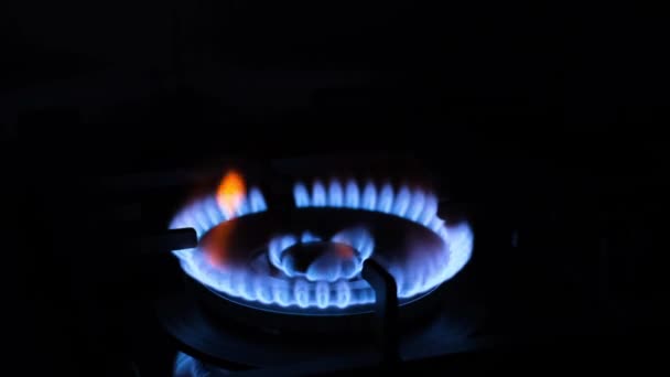 用气做饭的特写镜头 煤气炉在黑暗中燃烧 4K视频 — 图库视频影像