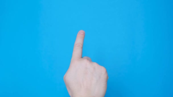 Mannelijke Hand Aanraken Klikken Vegen Blauwe Chromakey Scherm Gebruik Voor — Stockvideo