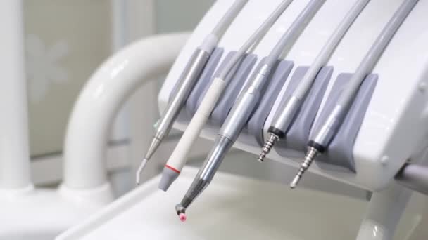 Zdezynfekowane Narzędzia Dentystyczne Ręka Dentysty Niebieskich Rękawiczkach Zabiera Narzędzia Leczenia — Wideo stockowe