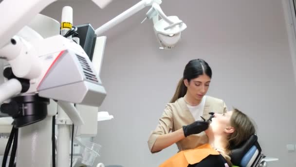 Female Dentist Examines Patients Oral Cavity Modern Dental Office Medical — Stockvideo