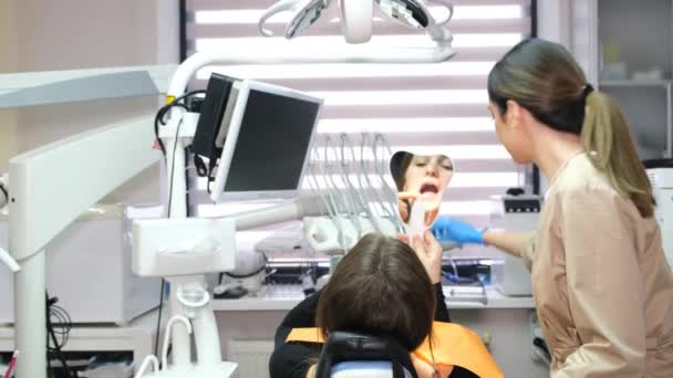 Dental Treatment Dentist Dental Office Using Modern Technologies Filling Teeth — Stockvideo