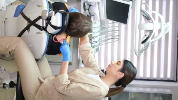 一位女牙医准备和一位病人一起工作 舒适的牙椅 牙齿的及时治疗 — 图库视频影像