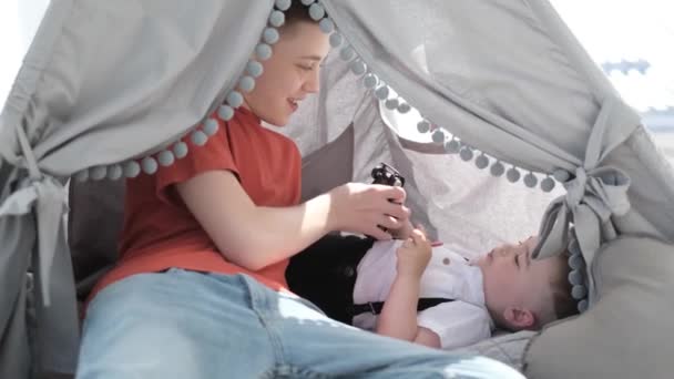 Kinderen Zetten Een Tent Een Zonnige Plek Tuin Verkennen Hun — Stockvideo