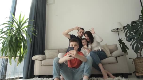 Bonne Famille Passer Temps Ensemble Maison Assis Sur Canapé Ils — Video