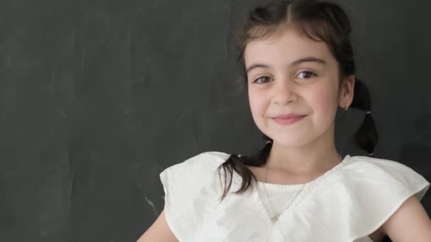 Potret Seorang Gadis Kecil Yang Cantik Melihat Kamera Pada Latar — Stok Video
