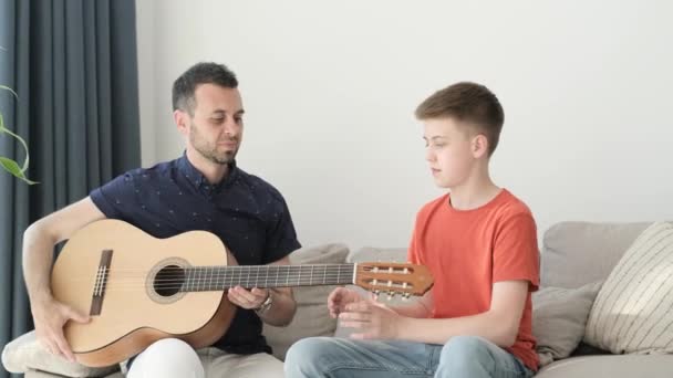 Father Teaches His Son Play Guitar Strong Warm Atmosphere Giving — 图库视频影像
