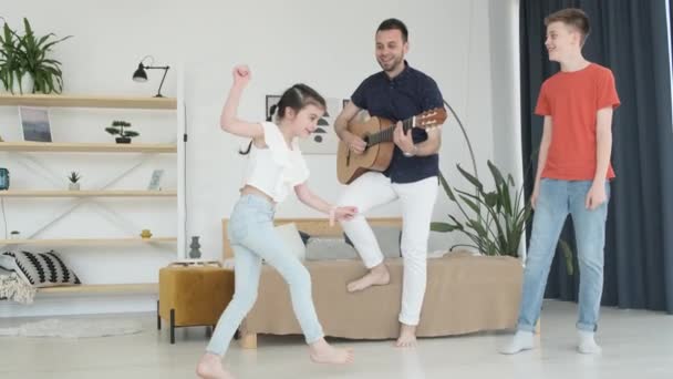 Famille Relaxante Maison Assis Sur Canapé Papa Jouant Guitare Pour — Video