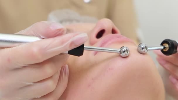 Close Beautiful Woman Receiving Microcurrent Treatment Skin Tightening — Vídeo de Stock