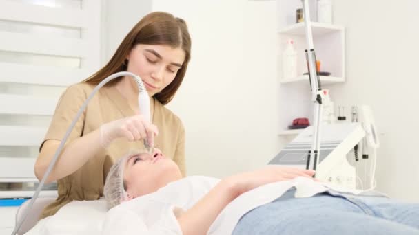 Mladá Žena Ležící Stole Kosmetologů Během Omlazování Kosmetologie Klinika Péče — Stock video