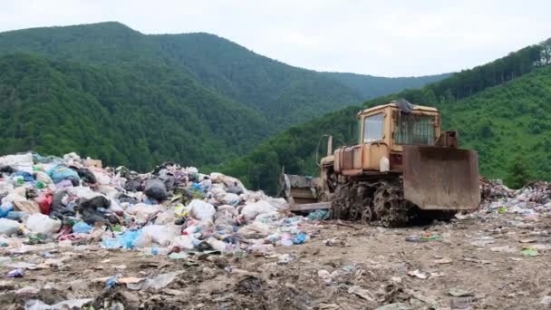 Old Abandoned Dump Unsorted Garbage Tractor Landfill Lots Plastic Garbage — Stockvideo