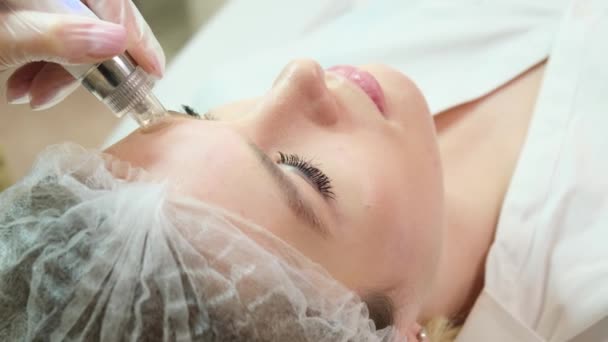 Woman Receives Hydromicrodermabrasion Facial Peeling Spa Hydra Vacuum Cleaner — Stockvideo