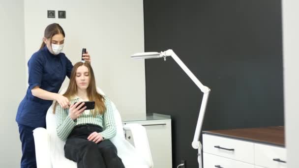 Consultation Trichologist Doctor Diagnoses Young Girls Hair Structure Using Smartphone — Vídeos de Stock