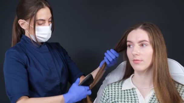Médecin Diagnostique Structure Des Cheveux Une Jeune Fille Rousse Consultation — Video