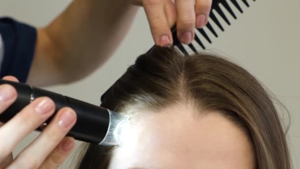 Konzultace Trichologem Lékař Diagnostikuje Strukturu Vlasů Mladých Dívek Pomocí Chytrého — Stock video