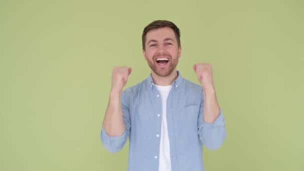 Jeune Homme Qui Ressent Satisfaction Victoire Plie Les Bras Les — Video