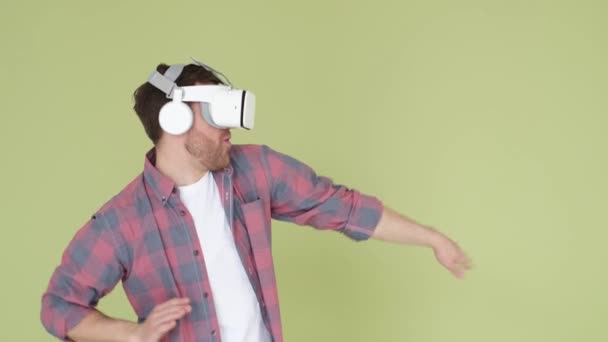 Man Virtual Reality Glasses Dancing Great Joy His Movements Very — Stok video