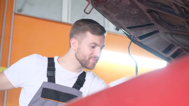Reparatur Eines Modernen Elektroautos Einem Autosalon Werbung Für Autoservice — Stockvideo