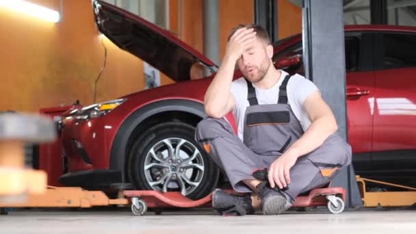 Автомобільний Механік Спирається Втомлену Важку Роботу Гаражі Ремонту Автомобілів Бізнес — стокове відео