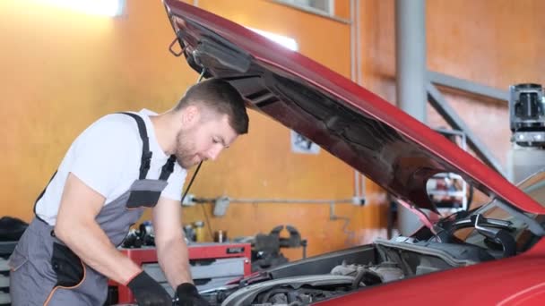 Reparatie Van Een Moderne Elektrische Auto Een Garage Reclame Voor — Stockvideo