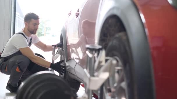 Механик Проверяет Шасси Наличие Повреждений Износа Ремонт Шасси Автомобиля Автосервисе — стоковое видео