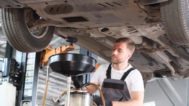 Changing Oil Engine Modern Car Professional Repair Maintenance Cars — Vídeo de stock