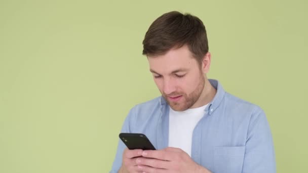 Mand Med Smartphone Hænderne Har Travlt Med Skærmen Sin Enhed – Stock-video