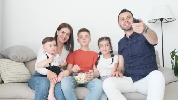5人家族が家で一緒に時間を過ごす 彼らは映画を見て 抱擁し ポップコーンを食べる 家族は時間に満足しているように見えます — ストック動画