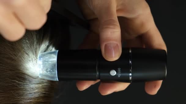 Κοντινό Διαγνωστικό Σύμπλεγμα Για Μικροσκοπική Εξέταση Των Μαλλιών Και Του — Αρχείο Βίντεο