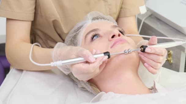 Professional Beautician White Medical Gloves Performs Microcurrent Therapy Facial Skin — Stok video