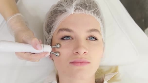 医療室での外科的治療なしのアンチエイジング 顔の皮膚ケアの電気刺激 — ストック動画