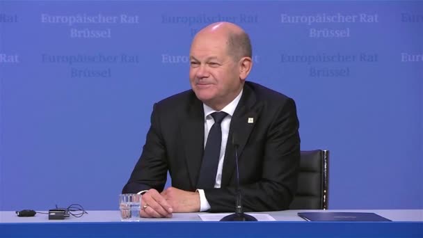 Χαμογελώντας Στον Γερμανό Πρωθυπουργό Όλαφ Σολζ Κατά Διάρκεια Συνέντευξης Τύπου — Αρχείο Βίντεο