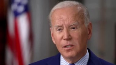 ABD Başkanı Joe Biden 'ın portresi gazetecilere sesleniyor - ABD, Washington, Şubat 2022