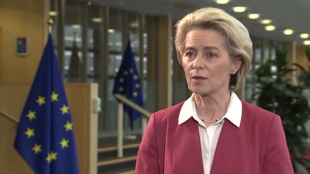 Uršula Von Der Leyenová Předsedkyně Evropské Komise Dává Rozhovor Novinářům — Stock video