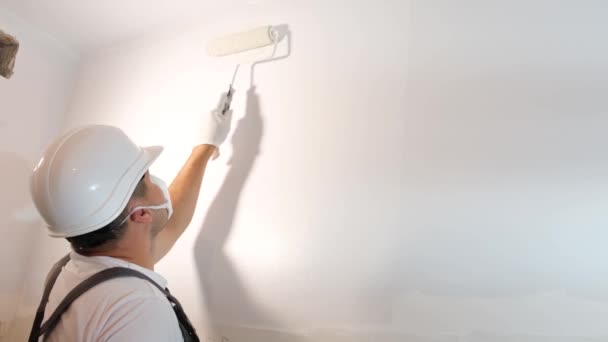 Naprawiacz Maluje Białe Ściany Mieszkaniu Wałkiem Bliska Naprawa Mieszkaniu — Wideo stockowe