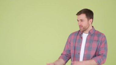 Stüdyoda dans eden mutlu adam, kameraya doğru elleriyle çekim yapıyor. 4k video