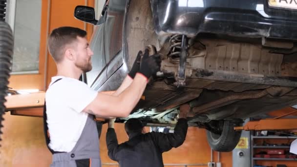 Professional Car Mechanic Examines Car Car Service Performing Series Tests — Vídeo de Stock