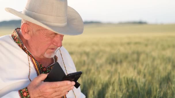 Ein Alter Ukrainischer Bauer Besticktem Mantel Und Mütze Inmitten Eines — Stockvideo