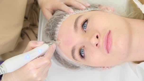 Una Cosmetóloga Profesional Realiza Procedimiento Hidrafacial Una Clínica Cosmetología Cuidado — Vídeo de stock