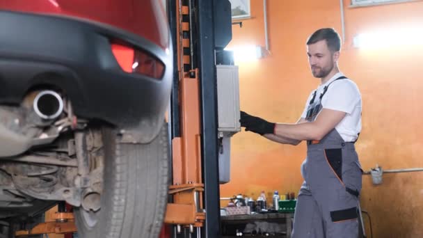 Car Mechanic Examines Car Car Service Performing Number Tests Checks — Wideo stockowe