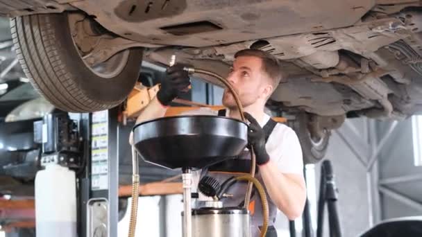 Car Mechanic Changing Oil Engine Modern Car Professional Repair Maintenance — Αρχείο Βίντεο