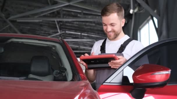 Mechanic Examines Cars Board Computer Using Digital Tablet Computer Car — Stockvideo