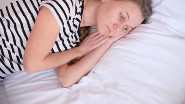 Üzgün Üzgün Bir Kadın Yatağa Uzanıyor Uykuya Dalıyor Yorgun Kadın — Stok video