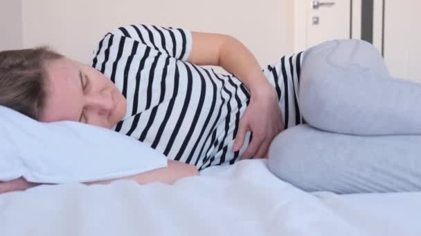 Cierpiąca Chora Kobieta Leży Łóżku Trzyma Się Brzuch Ból Brzucha — Wideo stockowe