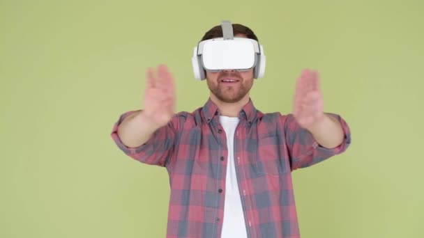 Man Virtual Reality Headset Works His Hands Yellow Background Technologies — Stockvideo