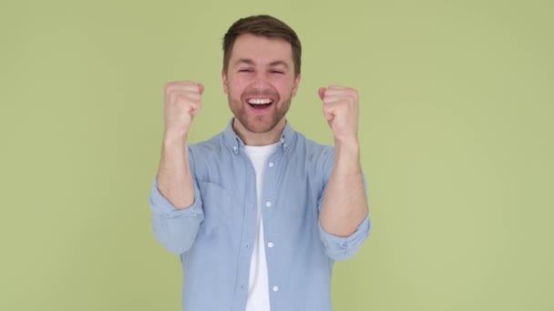 Een Man Die Voldoening Voelt Winnen Hij Vouwt Zijn Armen — Stockvideo
