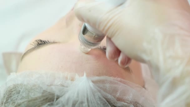 Cosmetologist Performs Hydropiling Beauty Salon Skin Care Close — Αρχείο Βίντεο